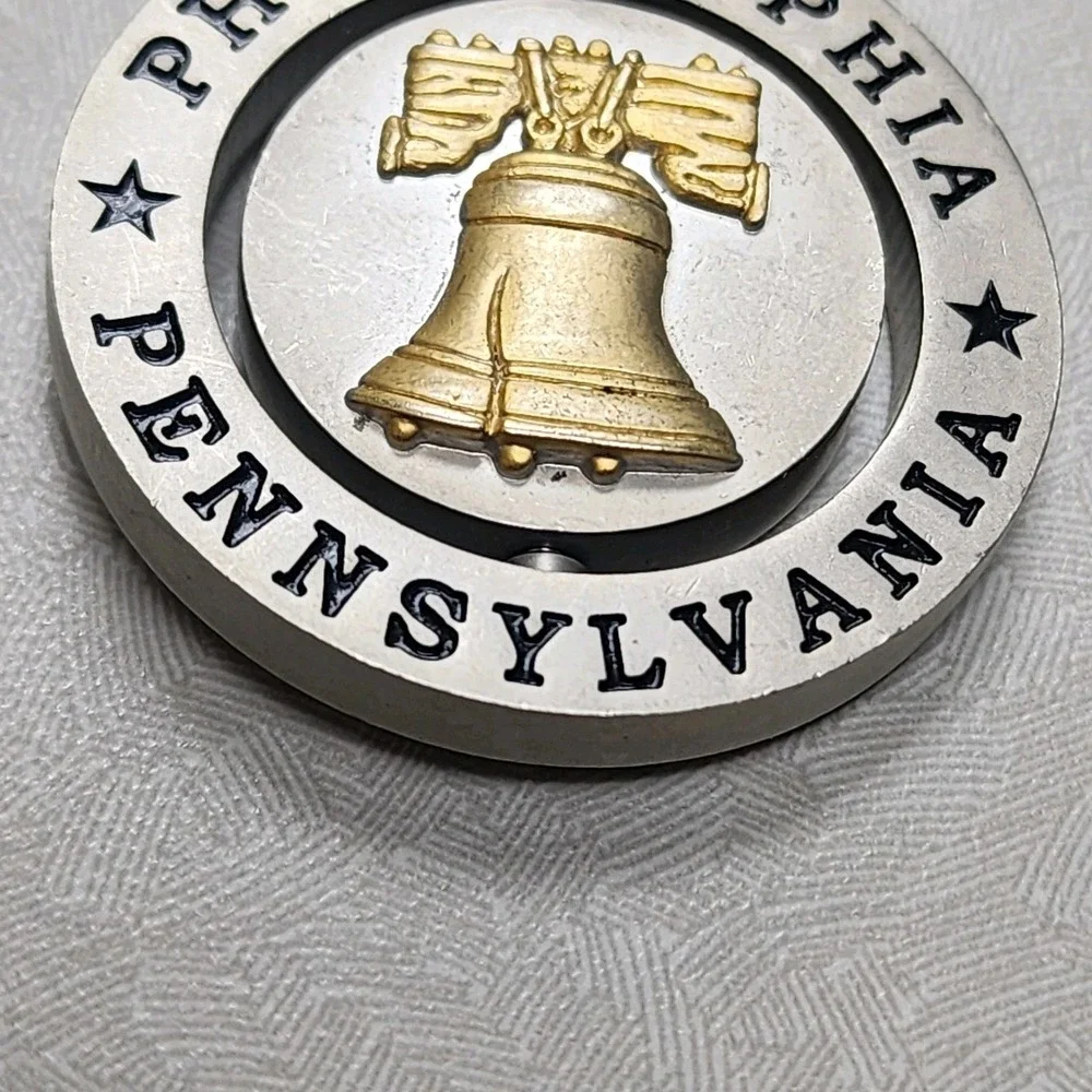 Vintage Philadelphia PA Spinning Keychain Center Collectible Silver Gold